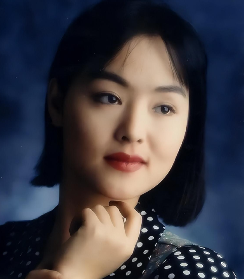 回顾主持人孙小梅嫁给平凡小丈夫38岁为夫高龄生子今很幸福