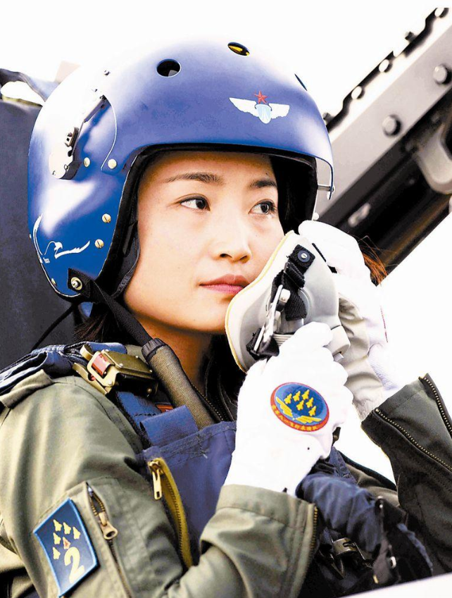 回顾歼10女飞行员余旭:30岁意外牺牲,36万群众手捧菊花送别