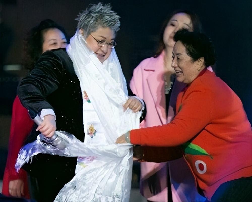 回顾韩红的母亲雍西女儿52岁仍未婚单身让她纠结心痛