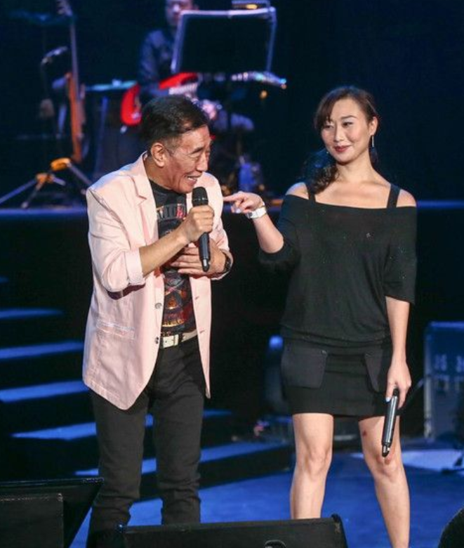 回顾张帝三婚小33岁的女儿闺蜜为妻