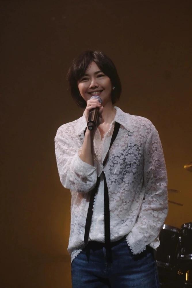 回顾歌手孙燕姿嫁普通丈夫婚后连生二胎一家四口其乐融融