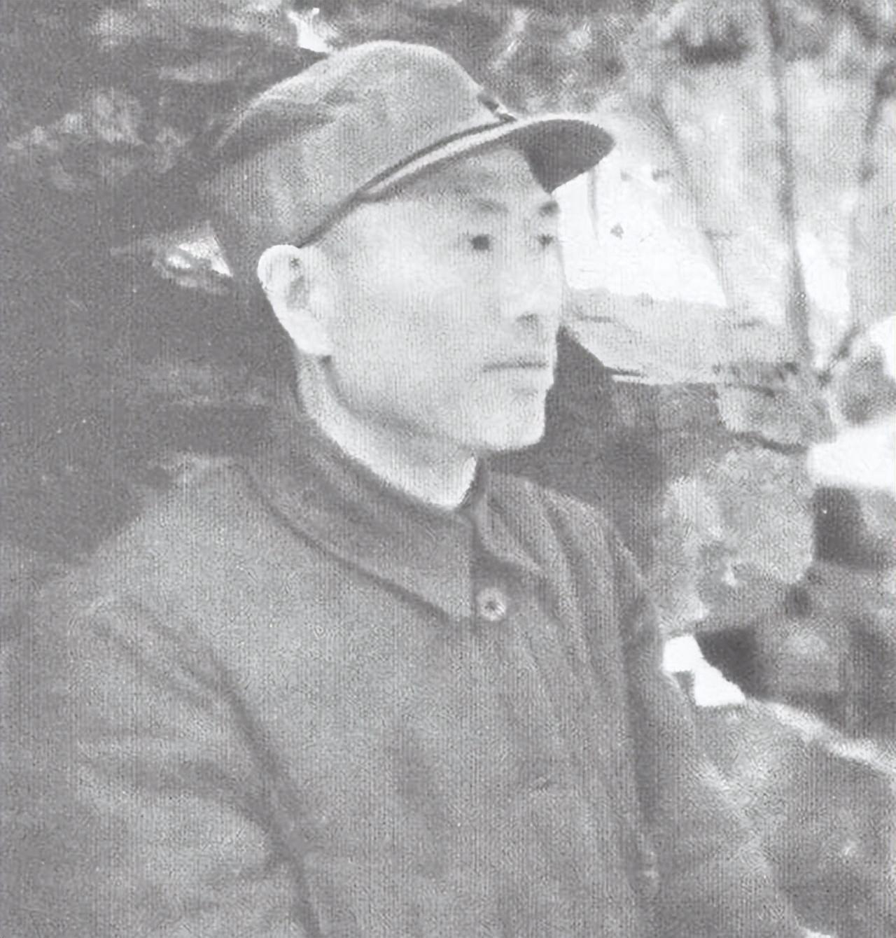 1949年小战士指着报纸这是我父亲连长别闹这可是兵团司令