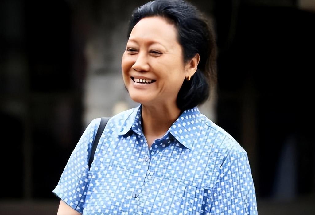 回顾王丽云庆70岁大寿前夫到场眼神有爱玫瑰花抢镜