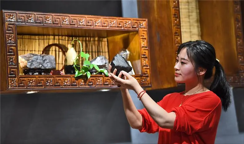 杨可欣看到后立马兴奋了起来,这是自己第一次听到陨石的消息,她连忙