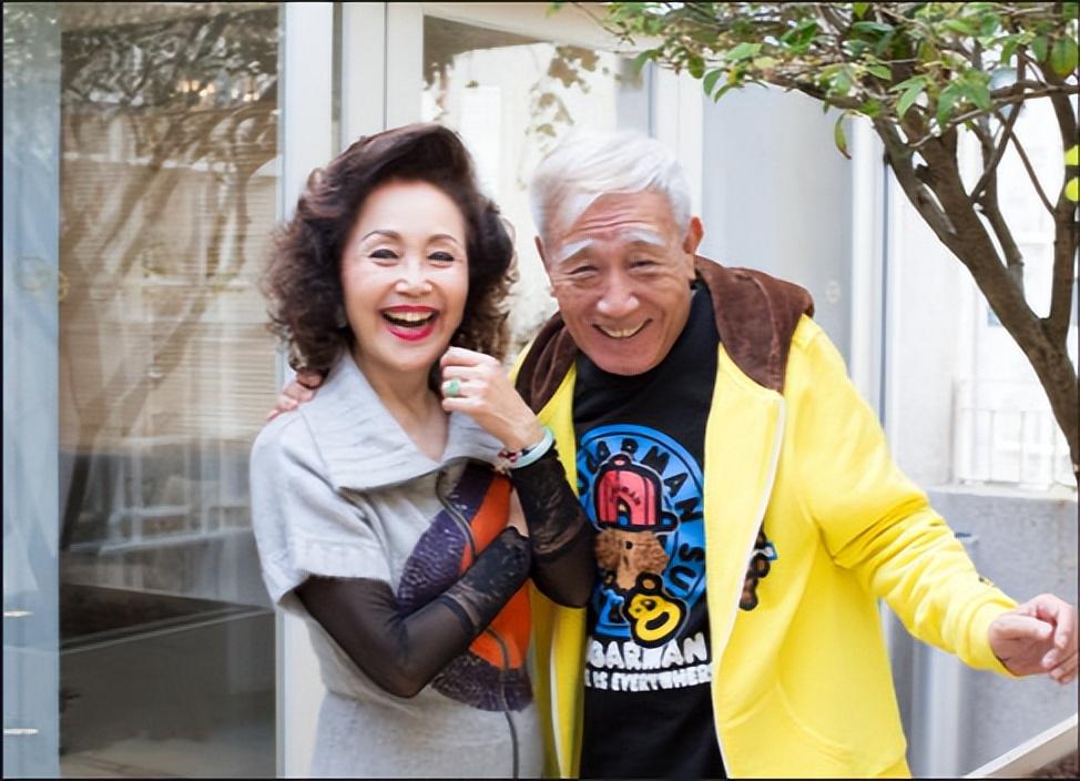 回顾张帝三婚小33岁的女儿闺蜜为妻