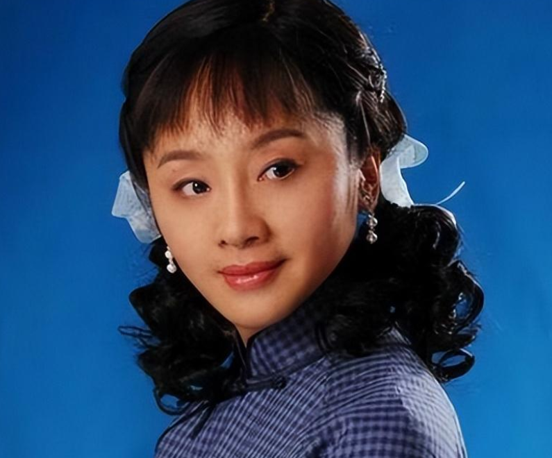 回顾唐静前夫和秦海璐结婚独自陪儿子长大如今的选择令人泪目