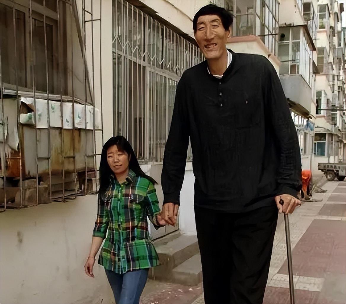 回顾巨人鲍喜顺不听医生忠告执意生子后来儿子身高多少