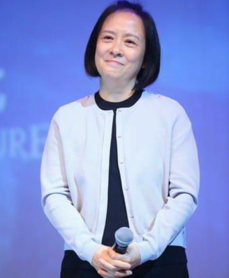 回顾王京花丈夫是演员董志华结婚30年被宠成宝儿子是她骄傲