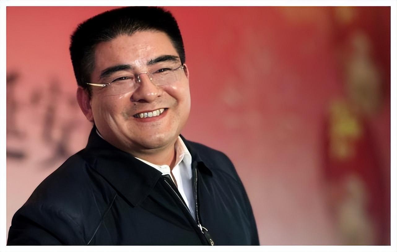 回顾他把现金堆成山高调捐款20亿后消失如今在家种地