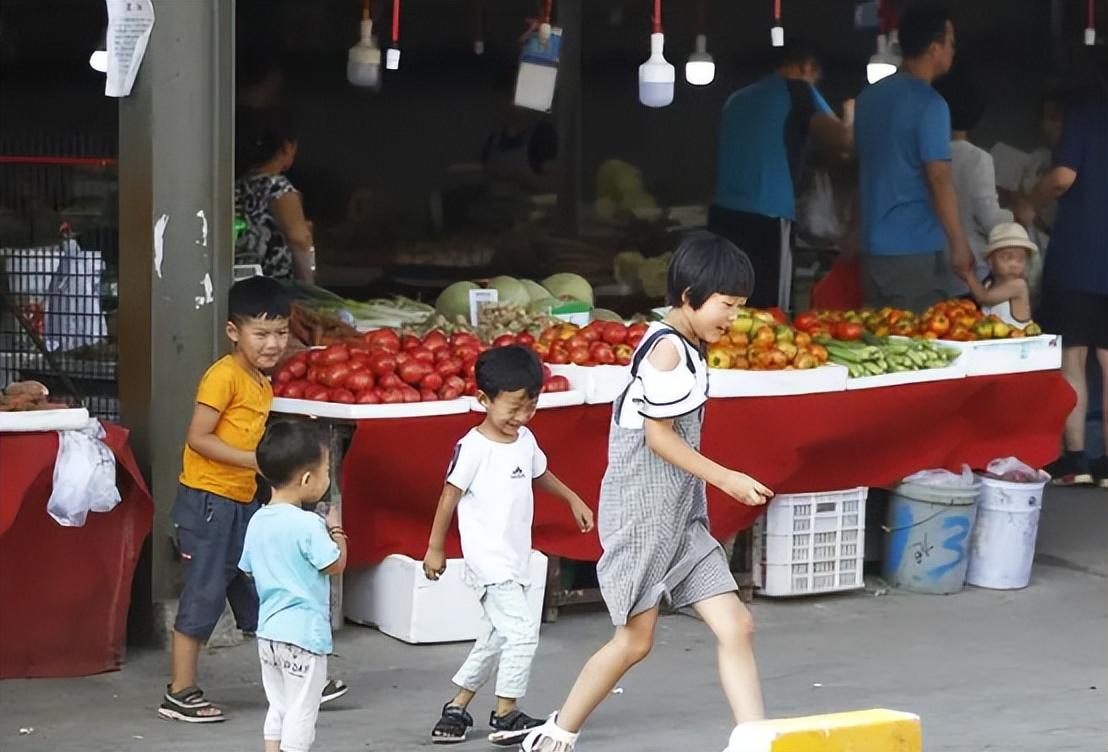 2021年警察见到修车店学徒随口问了句年龄听到答案后不对劲