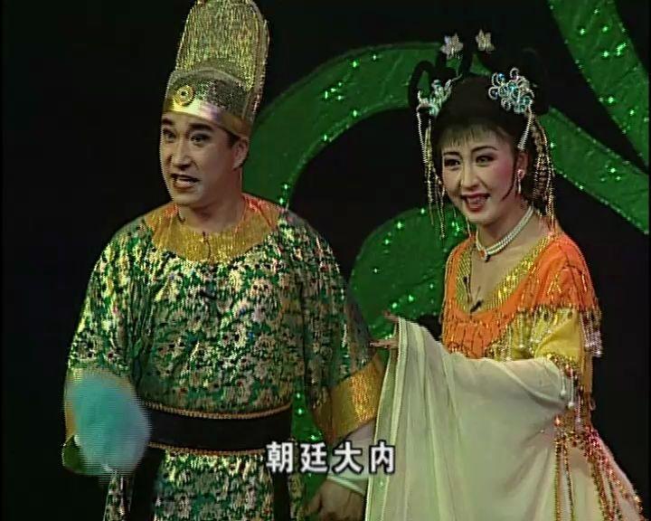 于是,她又考上了戏曲学校,在这里学习二人转,在学校里,她还代表学校