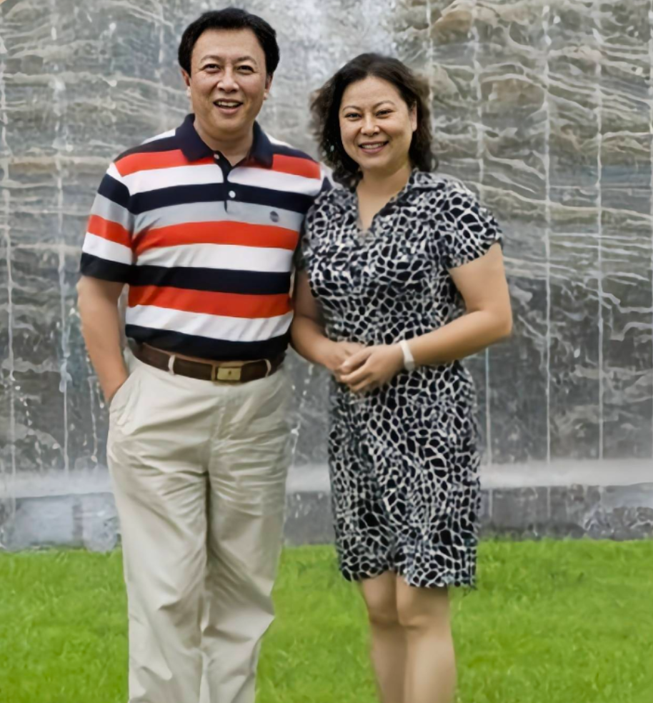 回顾演员壮丽嫁唐国强婚后连生两子如今一家五口幸福美满