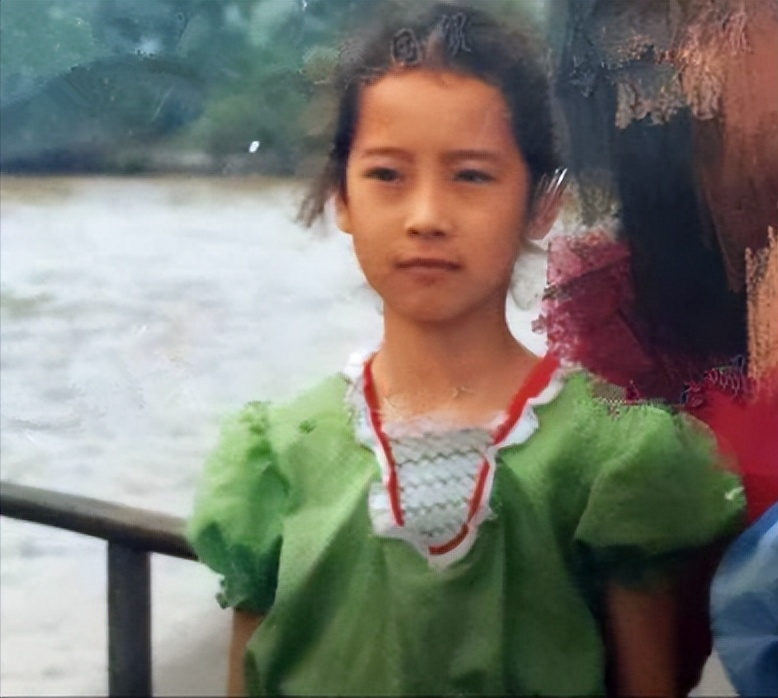 由于海清的爆红,她也成了黄磊众多优秀学生当中的一个,后来更是多次被