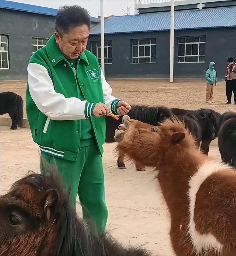 于谦近照现身北京自家马场整个人苍老了许多55岁似70岁