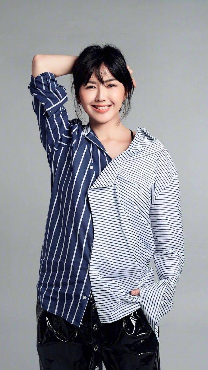 回顾歌手孙燕姿嫁普通丈夫婚后连生二胎一家四口其乐融融