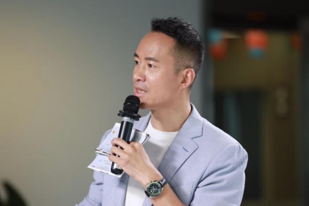 邱启明邱启明,央视著名主持之一,不少人对他都有很高的评价,曾搭档李