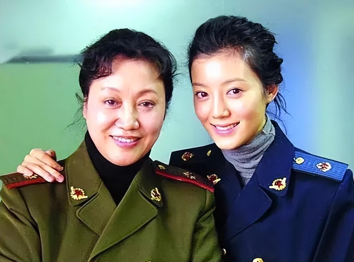 回顾王丽云庆70岁大寿前夫到场眼神有爱玫瑰花抢镜