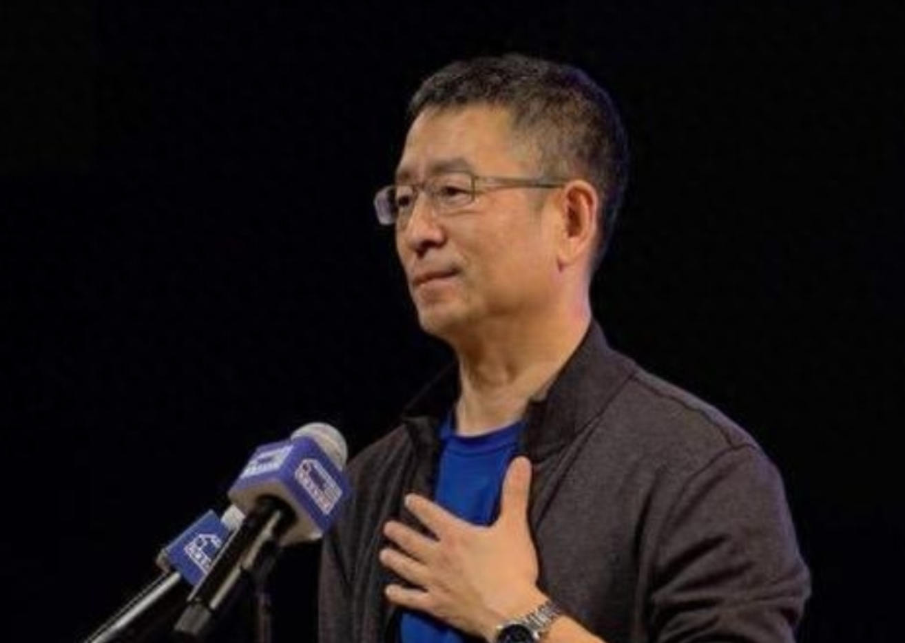 回顾央视主播白岩松与妻子相伴30年被病痛折磨如今成这样