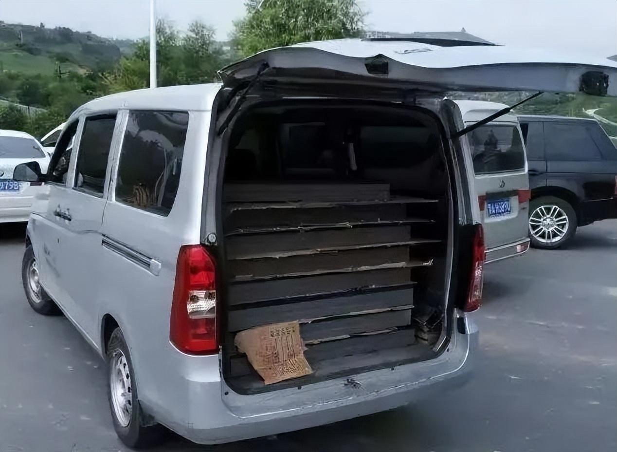 汽车拉8箱啤酒被罚款?车主质问交警:自己的车不能做主?