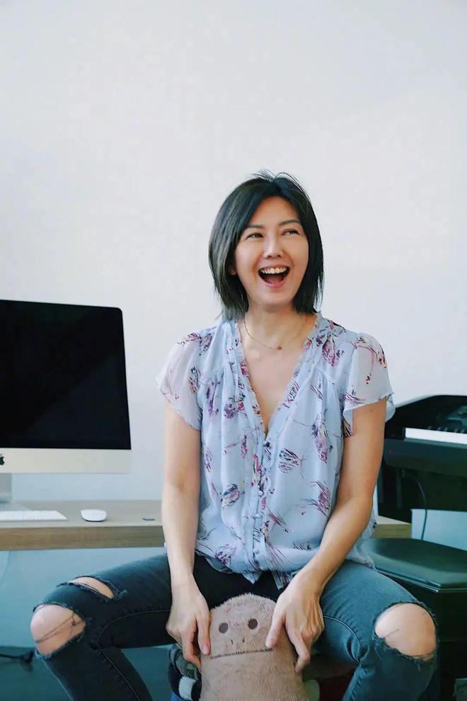 回顾歌手孙燕姿嫁普通丈夫婚后连生二胎一家四口其乐融融