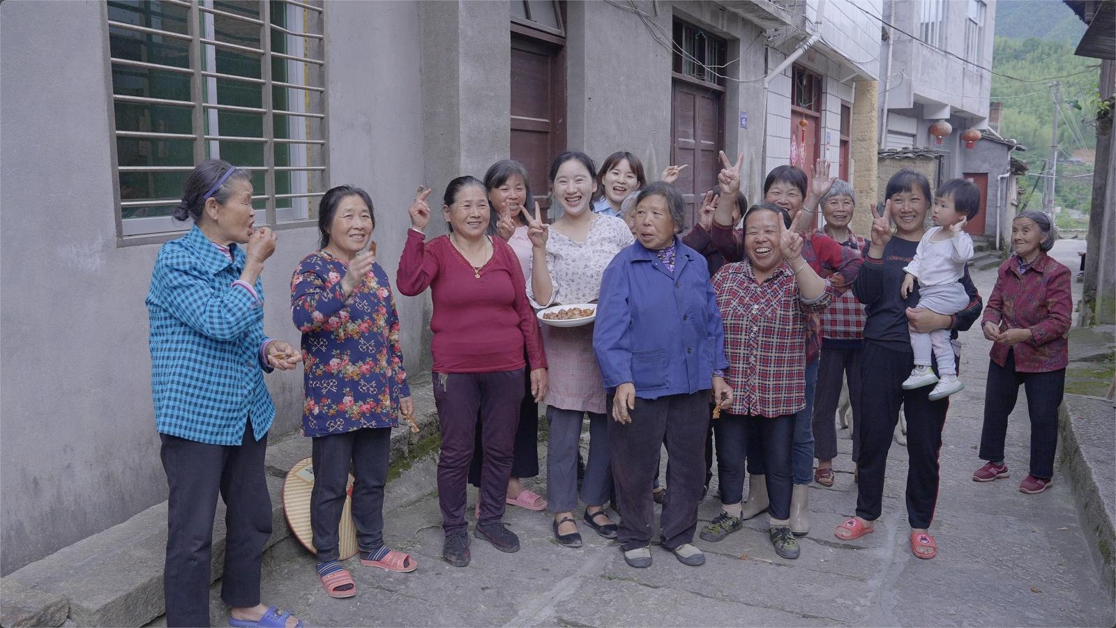 2018年,沈丹带着女儿,在出租车上,望着窗外掠过的风景,沈丹百感交集