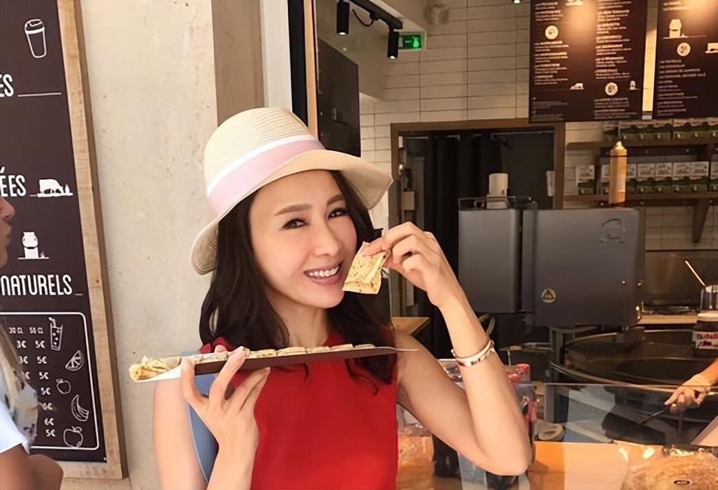 回顾黎姿嫁给大15岁的残疾丈夫生下三个女儿现婚姻状况如何