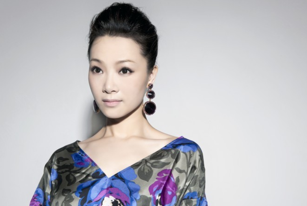 回顾歌唱家吕薇男友的病逝让她心痛独自生活多年50岁仍未婚