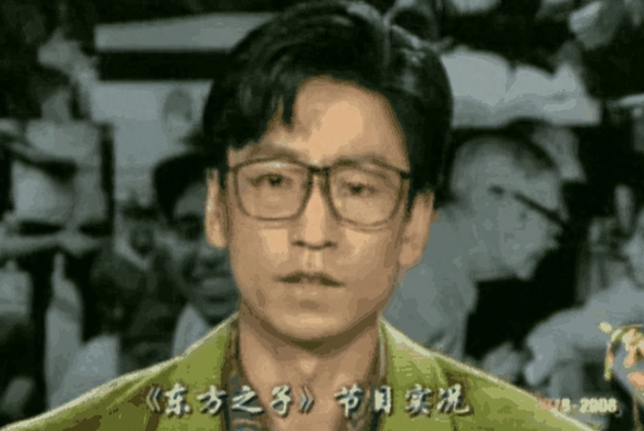 回顾央视主播白岩松与妻子相伴30年被病痛折磨如今成这样