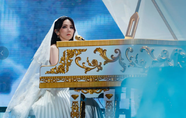 回顾邓紫棋演唱会发挥很好观众好评高婚纱造型引热议