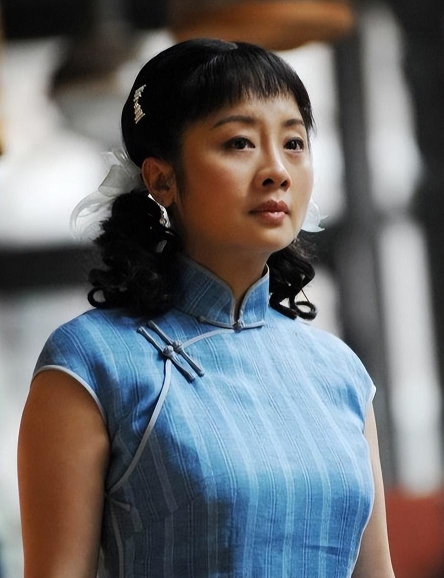 回顾唐静前夫和秦海璐结婚独自陪儿子长大如今的选择令人泪目