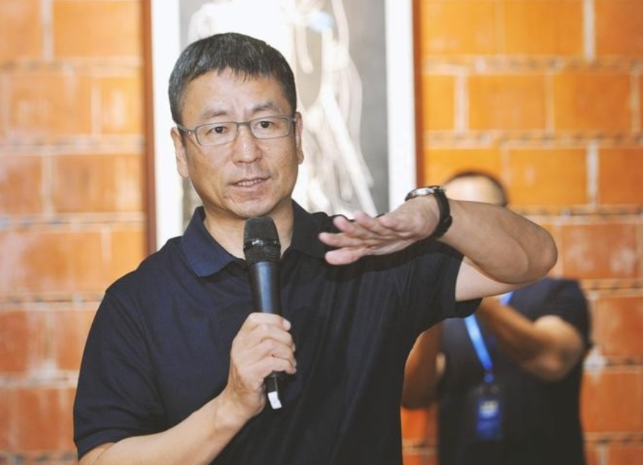 回顾央视主播白岩松:与妻子相伴30年,被病痛折磨,如今成这样