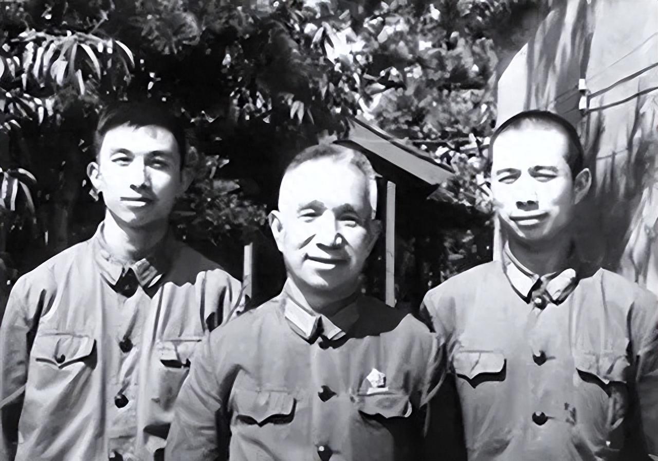 24集团军军长粟戎生在火车站遭遇流氓碰瓷将军说你们欠揍