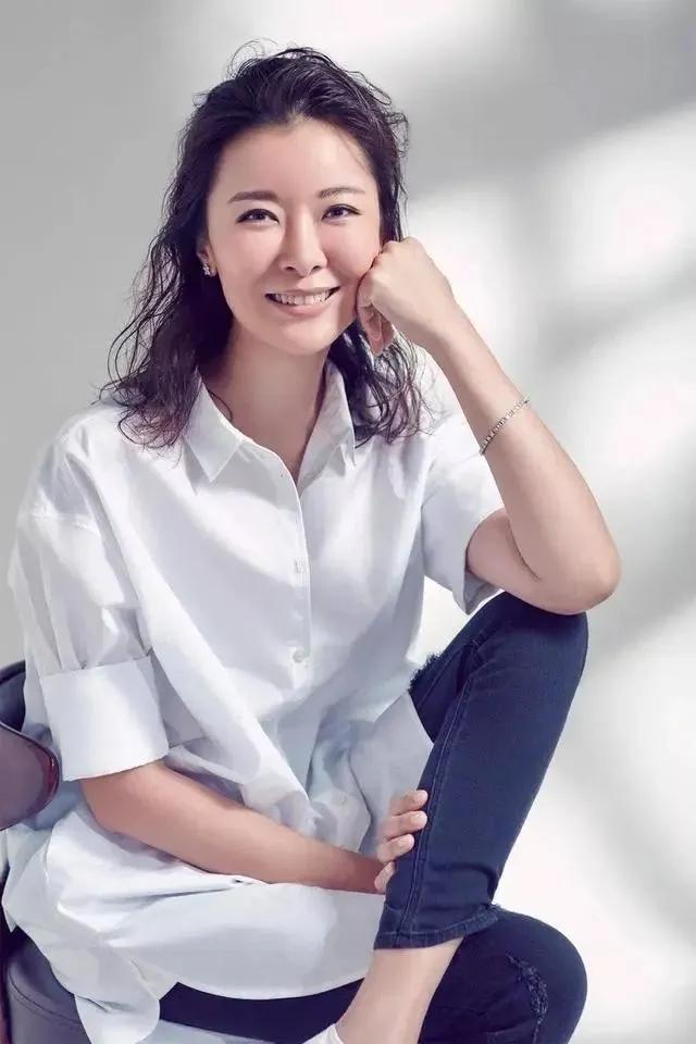 回顾柯蓝年少成名23岁年薪百万感情生活从不间断今依然单身