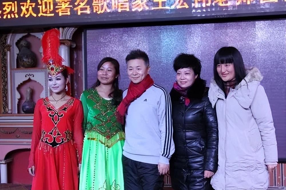 回顾歌唱家王宏伟:60后娶80后才女,妻子和妈妈情同母女