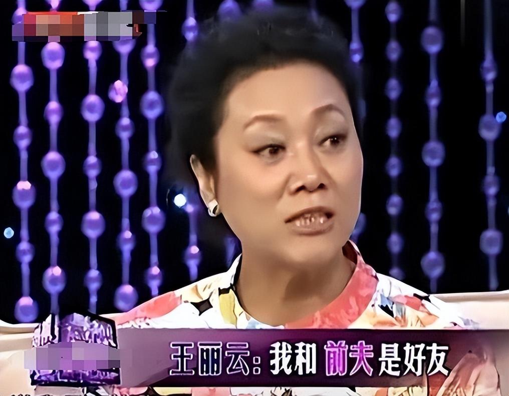 回顾王丽云庆70岁大寿前夫到场眼神有爱玫瑰花抢镜