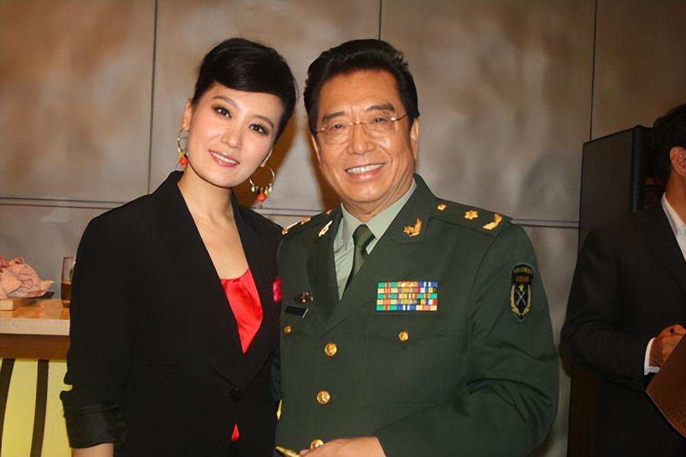 回顾李双江大儿子李贺在没有父爱环境中成长托起父亲继母晚年