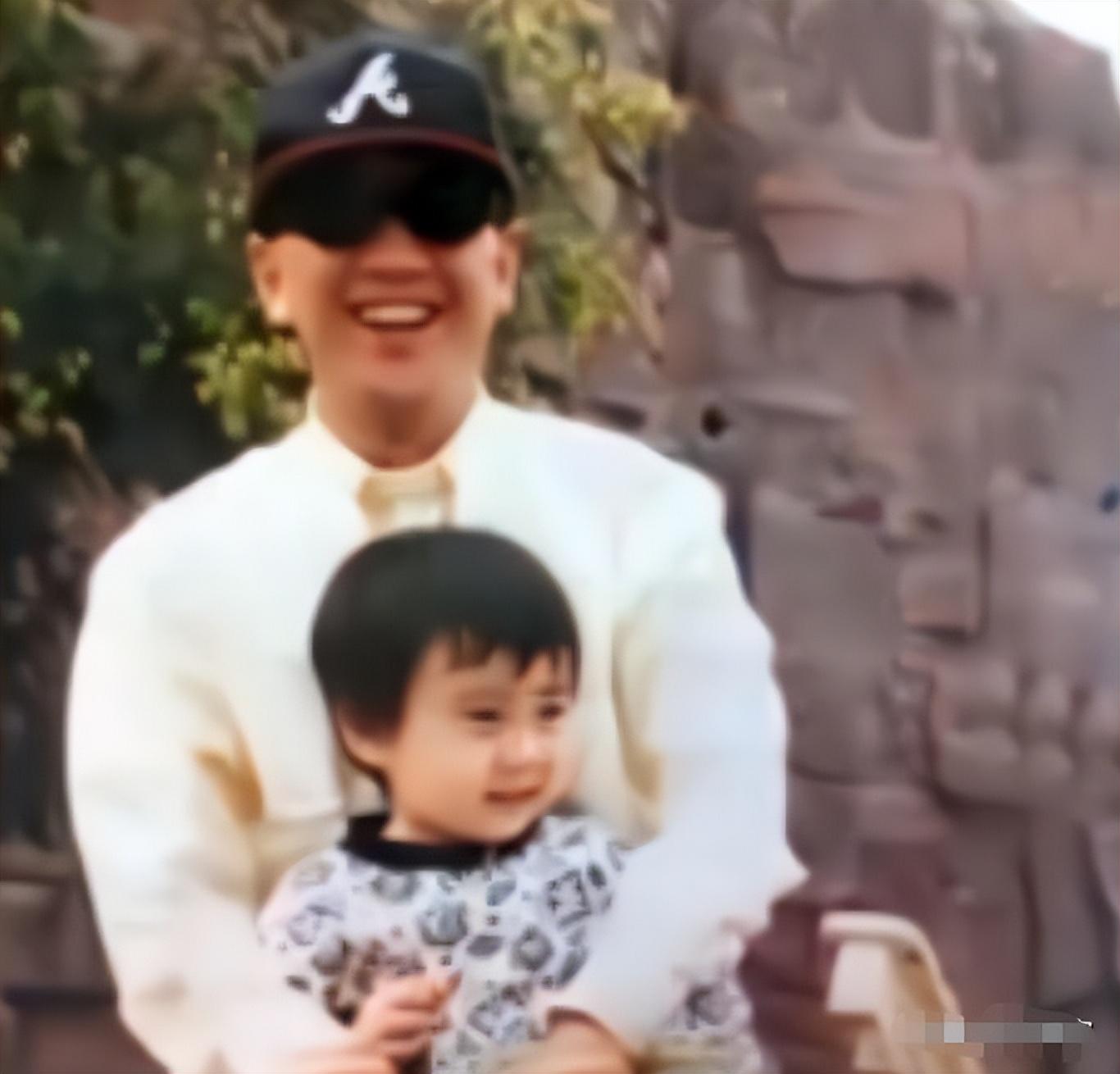 回顾水均益的女儿水亦诗为父母离异落泪将小继母当闺蜜