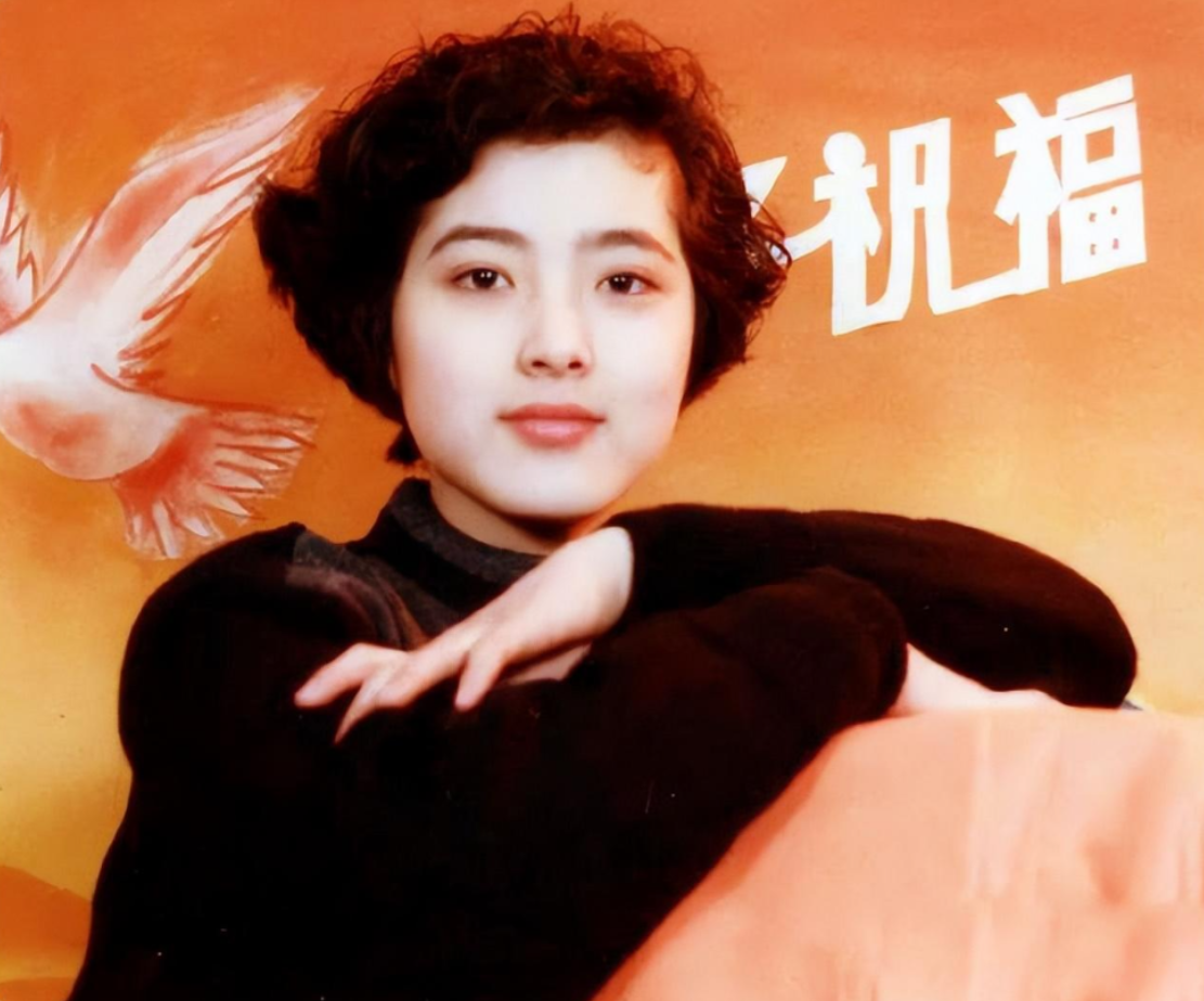 回顾曾黎父亲离世是她的遗憾家庭破碎的阴影让她至今单身