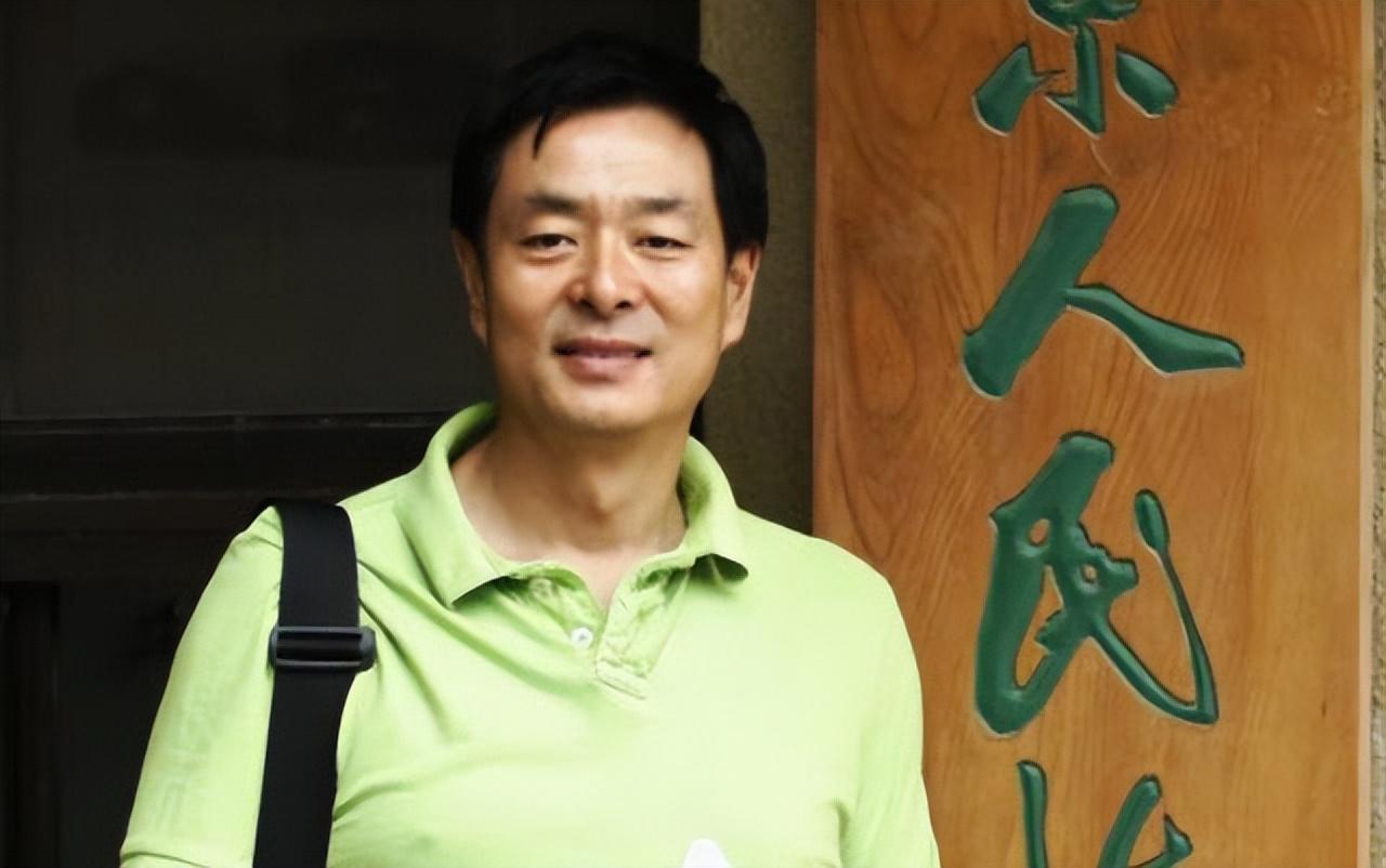 回顾濮存昕父亲弟弟相继离世母亲常年患病没人照顾我不敢老去