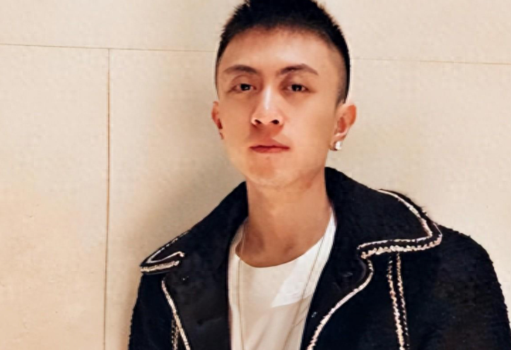 回顾沪上皇秦奋手戴1000万名表坐3亿私人飞机他到底啥来头