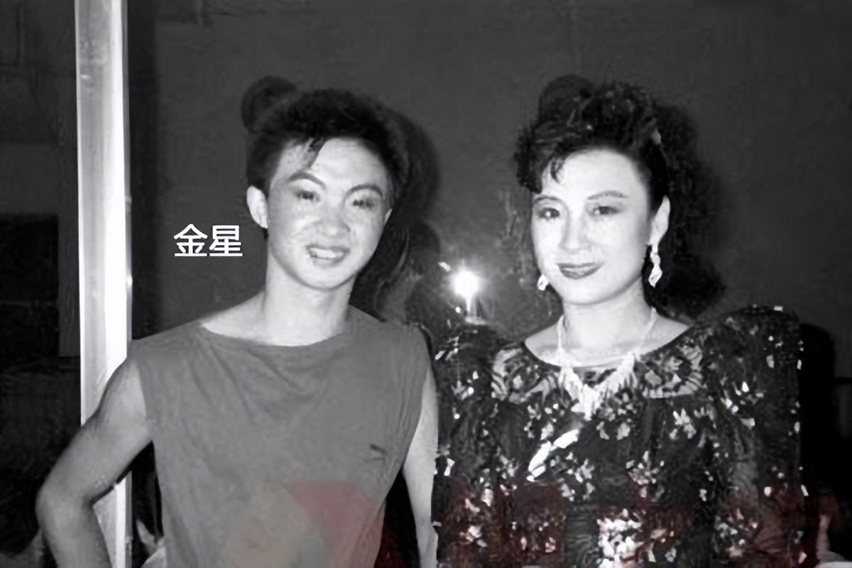 回顾金星的妈妈韩颖儿子变女儿扛过了流言蜚语今一家其乐融融