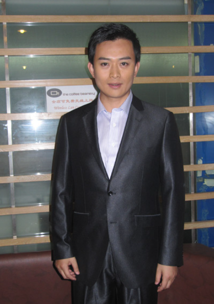 黄海冰一米八几的大高个,脸型也有棱有角,并且他长着一双连女生都羡慕