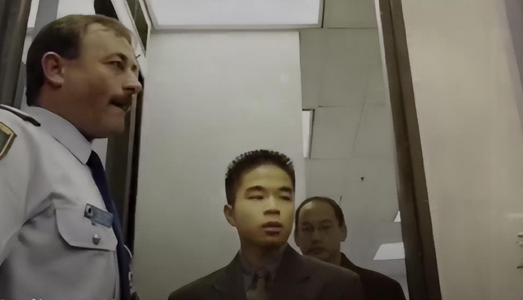 2001年澳洲一家三口陈尸别墅现场留奇怪涂鸦儿子成最大嫌疑人