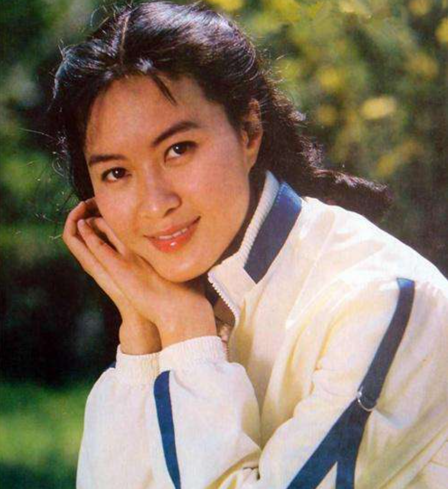 回顾演员方舒2婚2离独自抚养两个女儿20年今女儿是她的骄傲