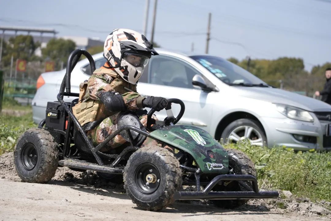 西点小勇士挑战营泥地卡丁车真人cs对战枪械拆解重组