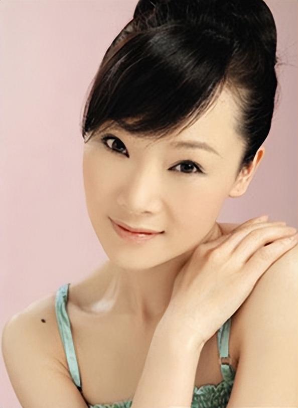 回顾歌唱家吕薇男友的病逝让她心痛独自生活多年50岁仍未婚