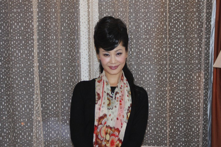 回顾歌手于文华再婚嫁未婚小伙结婚22年没有共同孩子今怎样了