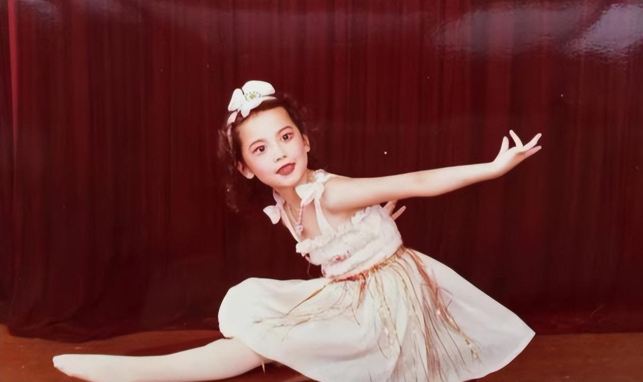 由于海清的爆红,她也成了黄磊众多优秀学生当中的一个,后来更是多次被