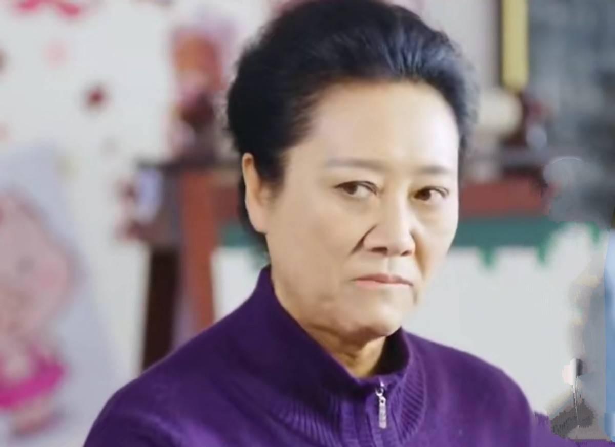 回顾王丽云庆70岁大寿前夫到场眼神有爱玫瑰花抢镜