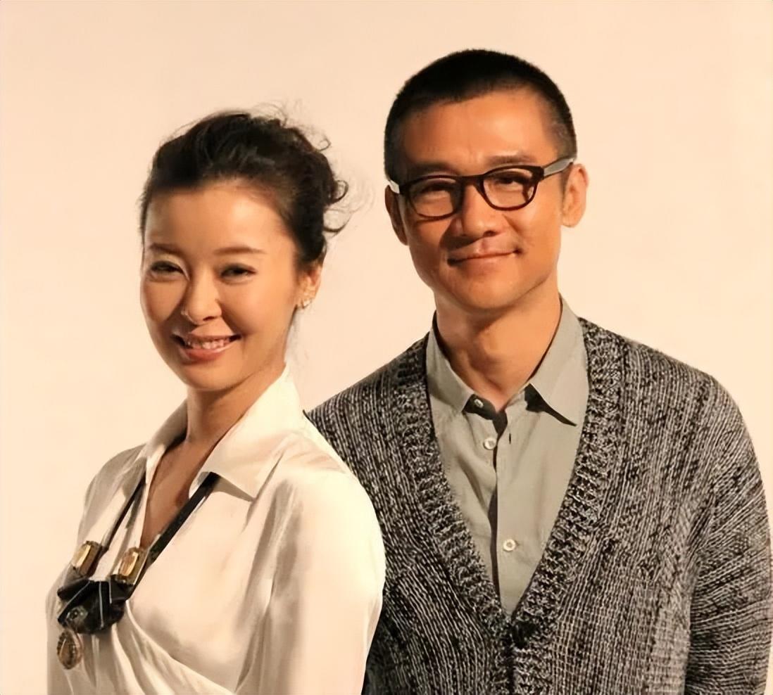 不久之后,柯蓝和黄志忠一起被媒体拍到逛街,吃饭甚至同居的照片,这